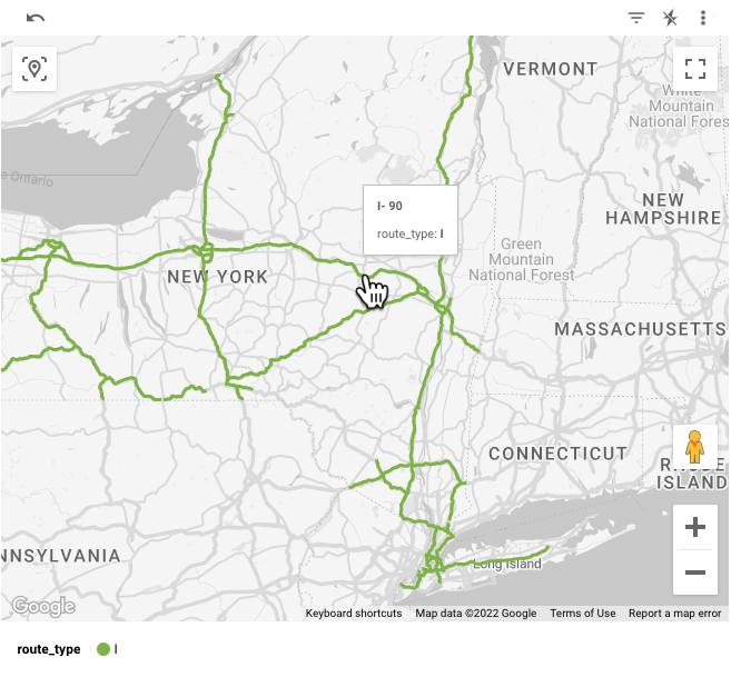 ニューヨーク州の州間高速道路を示す Google マップ。マウスカーソルの上にツールチップが表示されて、選択したルートが I-90 であることが特定され、「route_type」が「I」と表示されます。