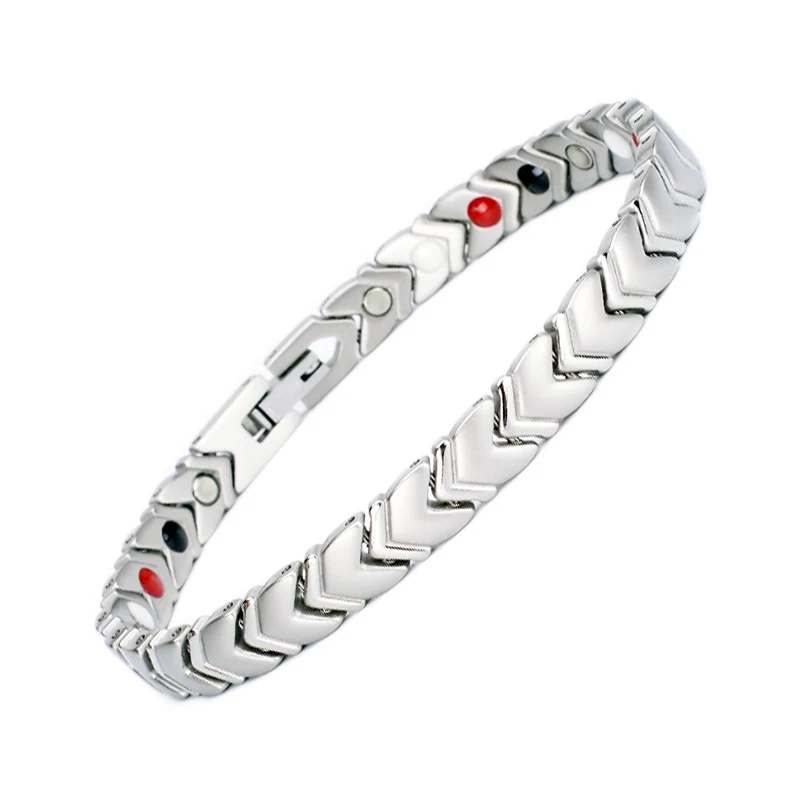 Brazalete de acero inoxidable con adorno de acero de titanio Elegancia duradera y resistencia combinadas para un estilo atemporal y sofisticado.