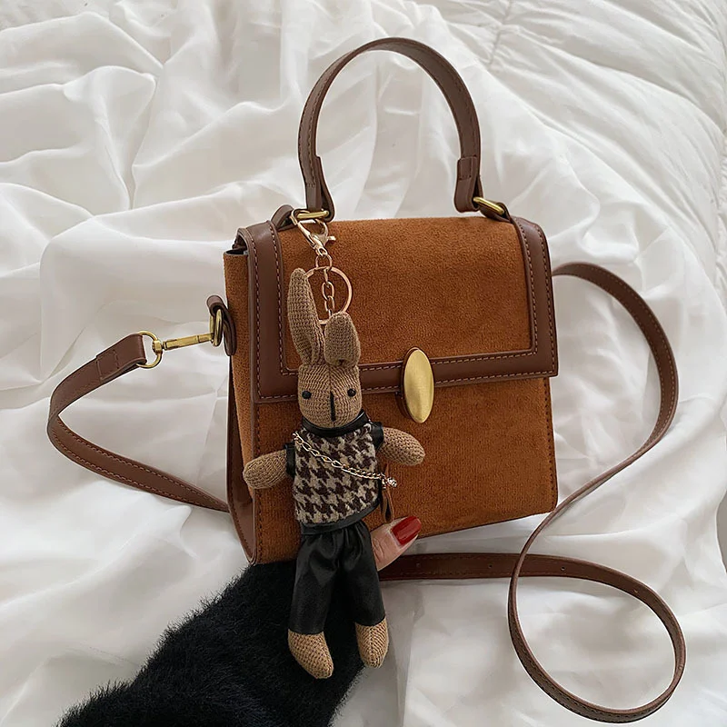 Bolsa mensageiro portátil retrô com textura nova e fosca. Leve seus pertences com estilo e praticidade, perfeita para o dia a dia.