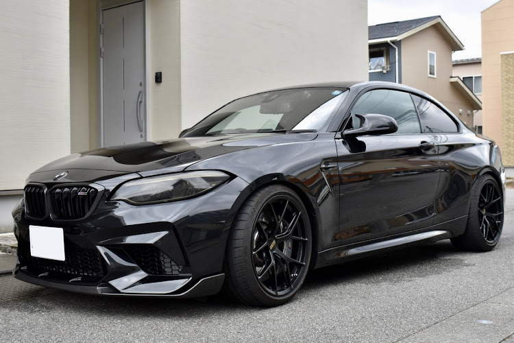 M2 クーペのbmw・M2コンペティション・洗車・小雨・イケメンに関するカスタム事例の投稿画像1枚目