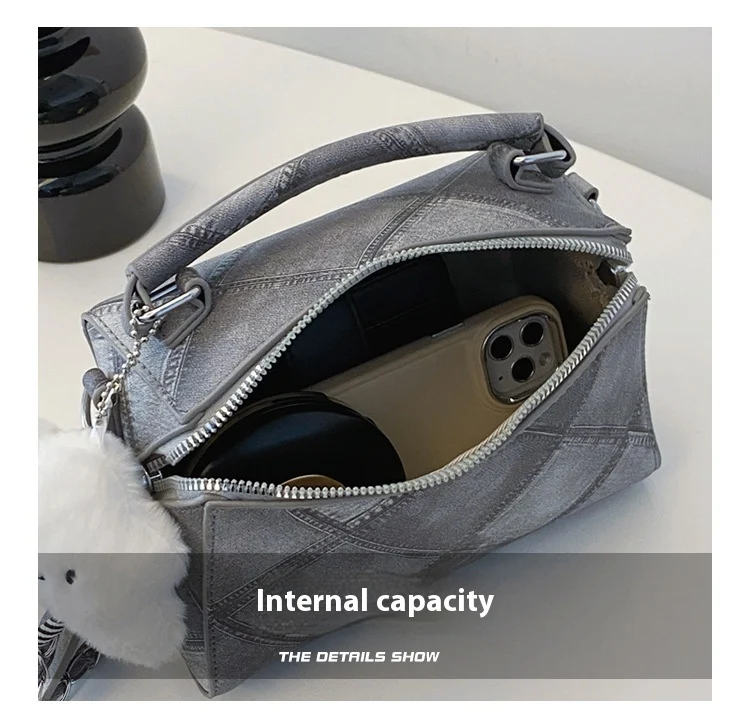 Bolsa coreana estilosa de nicho, com textura elegante, corrente, alça de ombro e mensageiro. Combina estilo e praticidade.