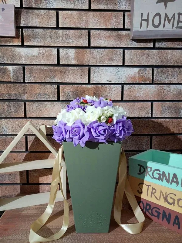Draagbare bloemencadeauverpakking, handtassermodel, ideaal voor boeketten en bloemstukken, gemakkelijk vast te houden en te transporteren.
