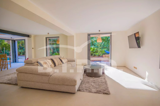 Villa with pool and garden 2