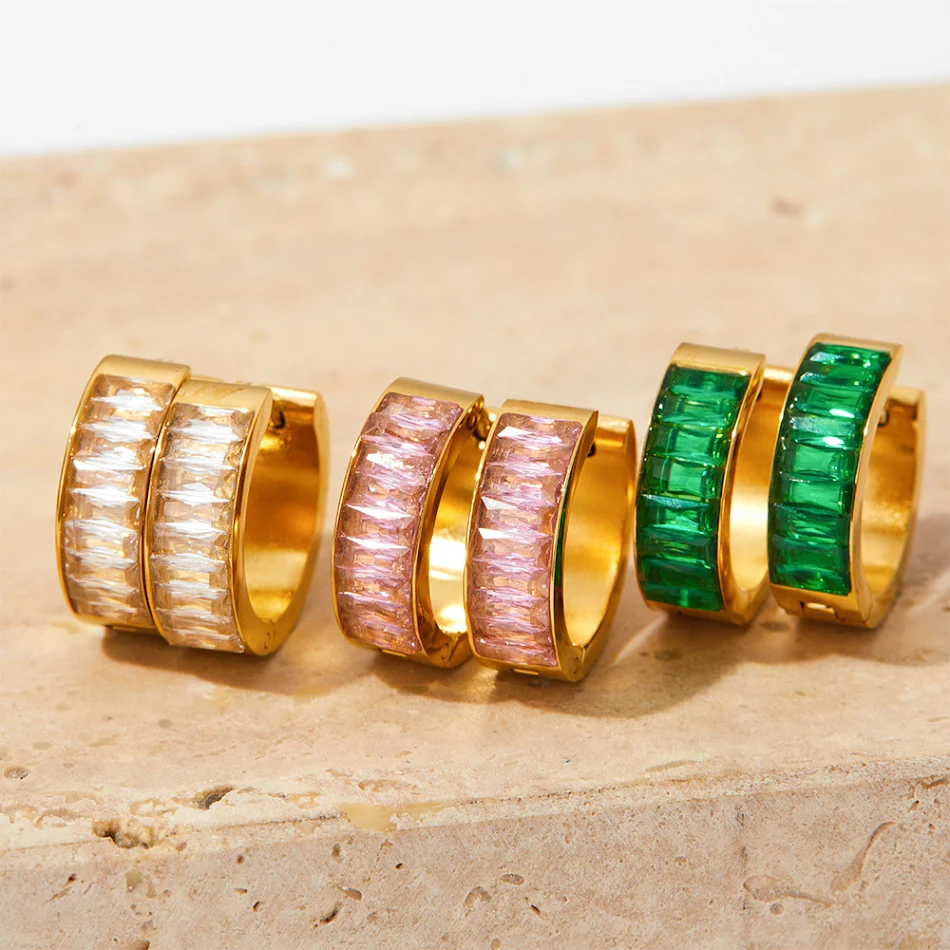 Brincos quadrados pequenos de diamante luxo leve. Elegância discreta, brilho sutil e conforto para o dia a dia. Perfeitos para um toque sofisticado.