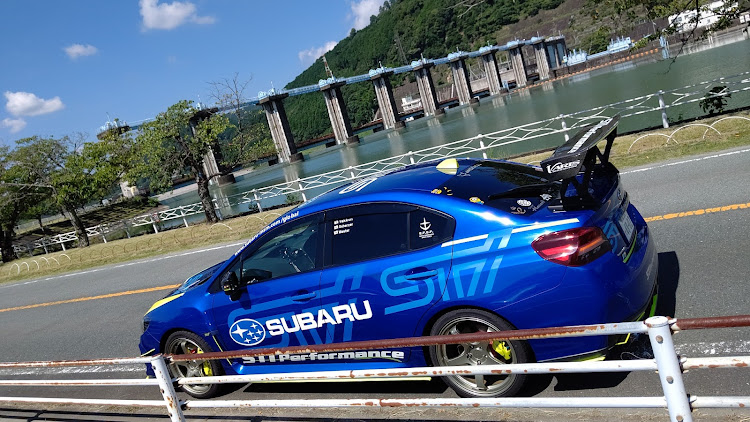 WRX STIの蛍光イエロー・こっそりリニューアル計画中🙊・自然に溶け込む⁉️・船明ダム・お蕎麦を求めて🤤に関するカスタム事例の投稿画像2枚目