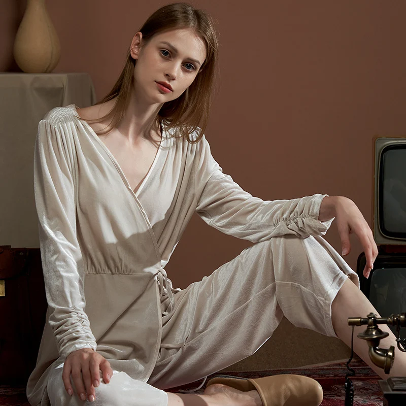Pyjama femme couleur unie deux pièces, pantalon et manches longues avec lien à nouer. Peut être porté à l'extérieur. Confortable et pratique.