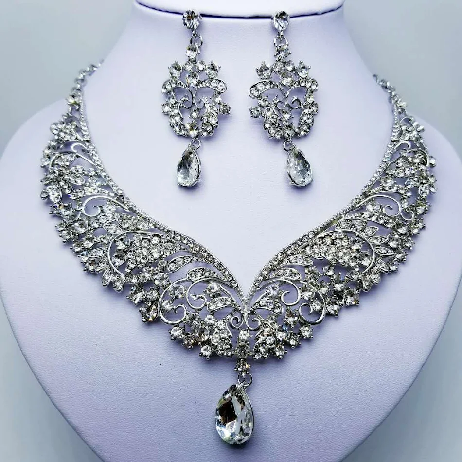 Dvodelni set minđuša i ogrlice za kompletan izgled. Istaknite svoju lepotu ovim elegantnim setom, savršenim za svaku priliku.