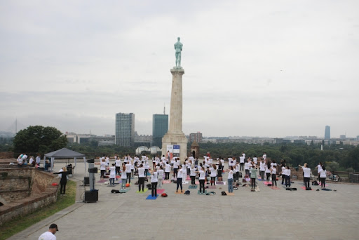 Beograd: Na Kalemegdanu grupnim časom obeležen Međunarodni dan joge
