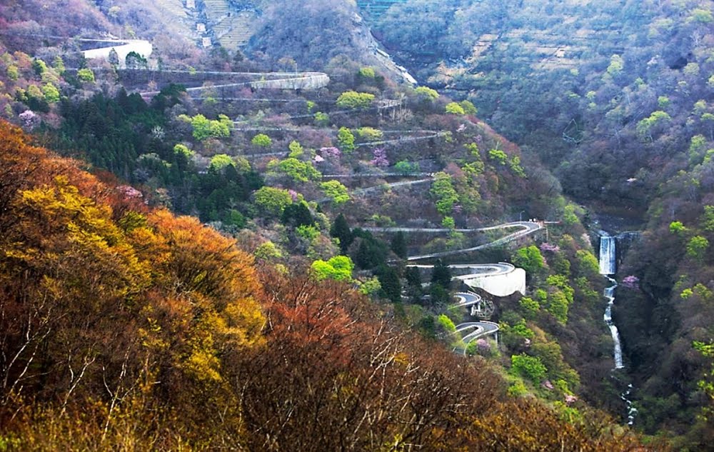 As estradas sinuosas de Irohazaka no Japão