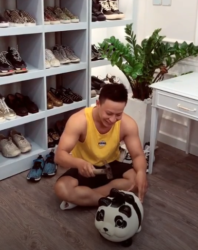 Chân dung anh chàng điển trai với màn đập heo thu hút sự chú ý.