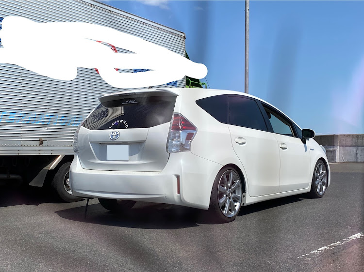 プリウスαの拘りの弄り・大切な仲間との楽しい思い出を形に・タイヤサイズ変更・夏仕様に向けて・ダサい車に関するカスタム事例の投稿画像1枚目