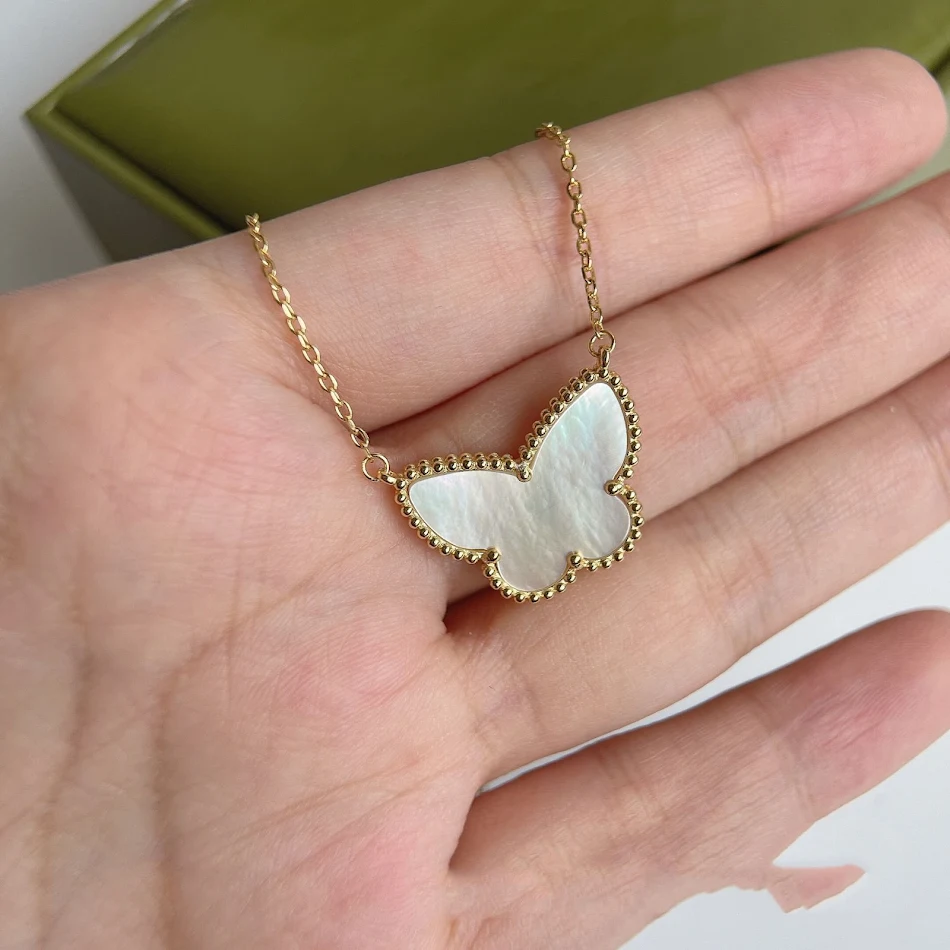 Grote witte schelp dubbelzijdige vlinderketting. Een elegante ketting die je outfit compleet maakt en een vleugje schoonheid toevoegt.