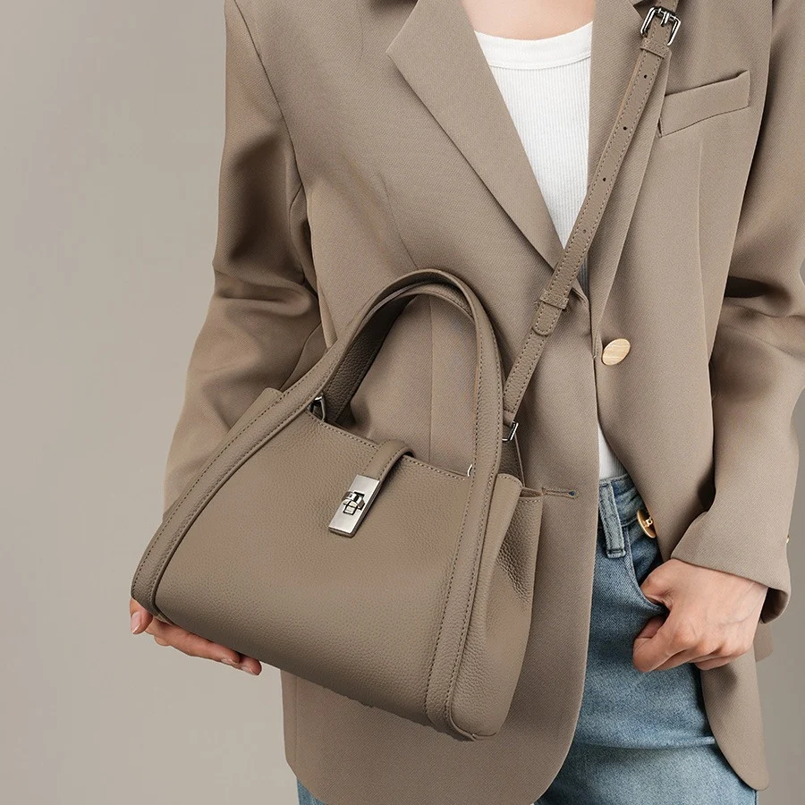 Sac à main en cuir coréen tendance, grande capacité, idéal pour les femmes élégantes recherchant un accessoire fonctionnel et stylé.