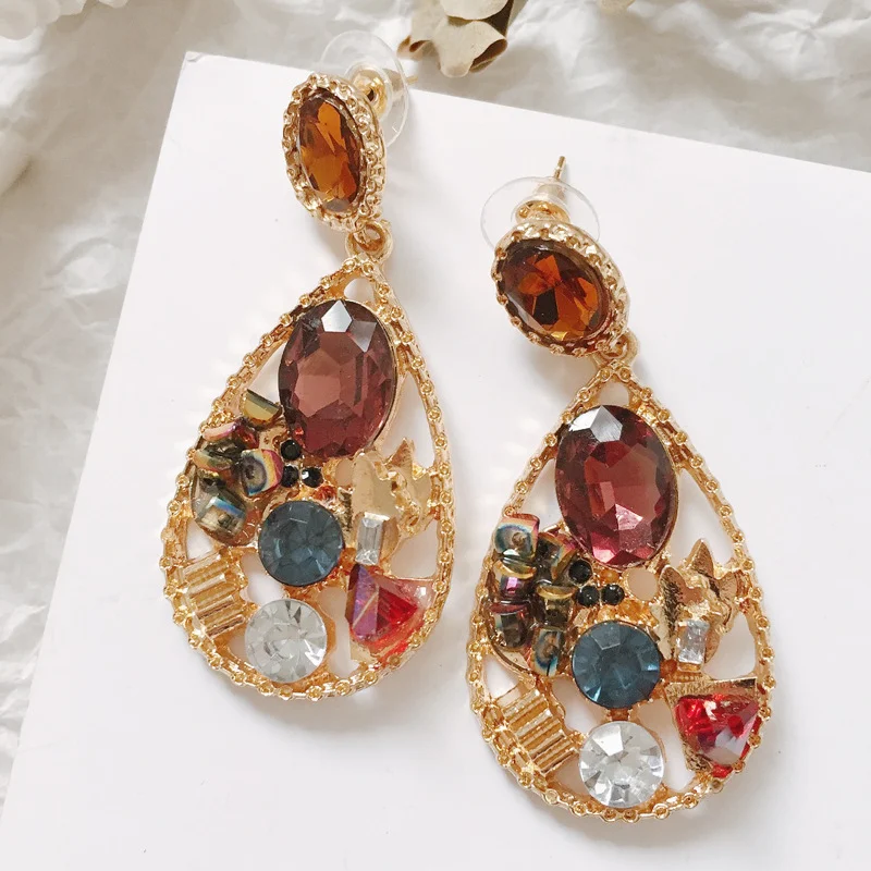 Boucles d'oreilles à clous vintage rétro Palace en métal et diamants, un bijou intemporel pour un style unique et sophistiqué.