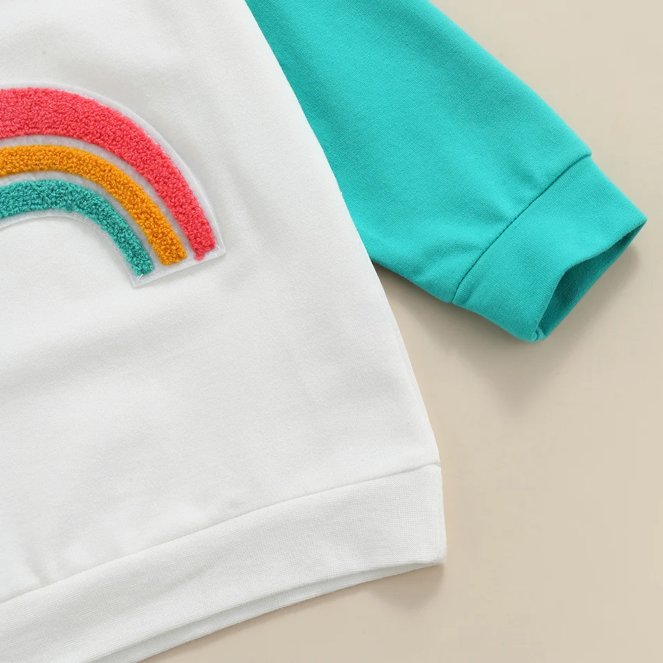 T-shirt à manches longues pour enfants avec panneaux contrastés arc-en-ciel. Confortable et colorée, idéale pour jouer et s'amuser avec style.