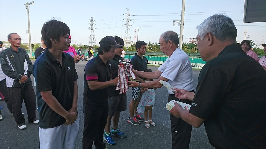 優勝杯を受け取る岡崎選手