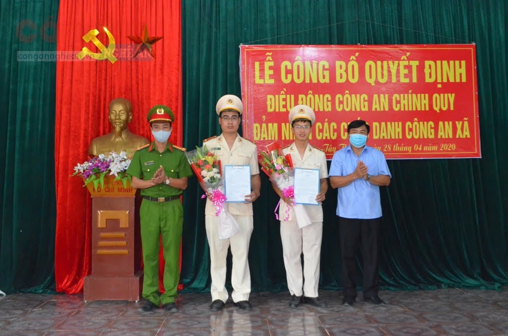 Lãnh đạo huyện Yên Thành, Lãnh đạo Công an huyện trao quyết định cho các đồng chí Thượng úy Đậu Lê Kiên được đảm nhiệm chức vụ Trưởng Công an xã Tây Thành; Trung úy Nguyễn Văn Huy đảm nhiệm chức vụ Phó trưởng Công an xã Tây Thành 