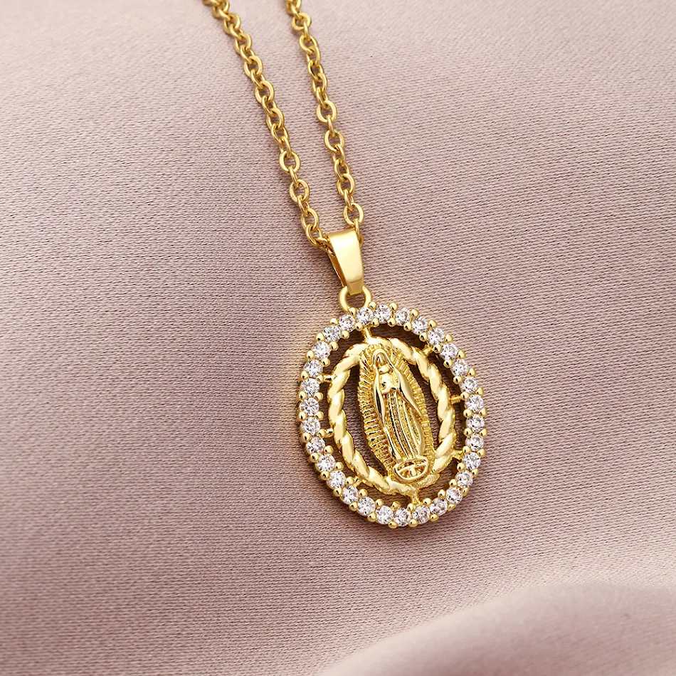 Collier pendentif Vierge Marie en zircon couleur Europe et Amérique pour femmes. Bijou fin et élégant. Cadeau parfait.