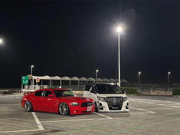 アルファードのアルファードカッコイイ・チャージャー速すぎっ笑・またキレイな夜景と撮りたいに関するカスタム事例の投稿画像1枚目