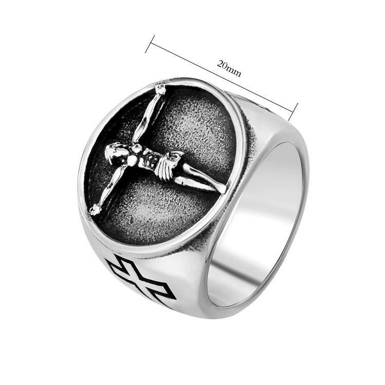 Bague homme vintage en acier titane avec croix. Un accessoire élégant, robuste et durable pour un style intemporel. Résistant à l'eau.
