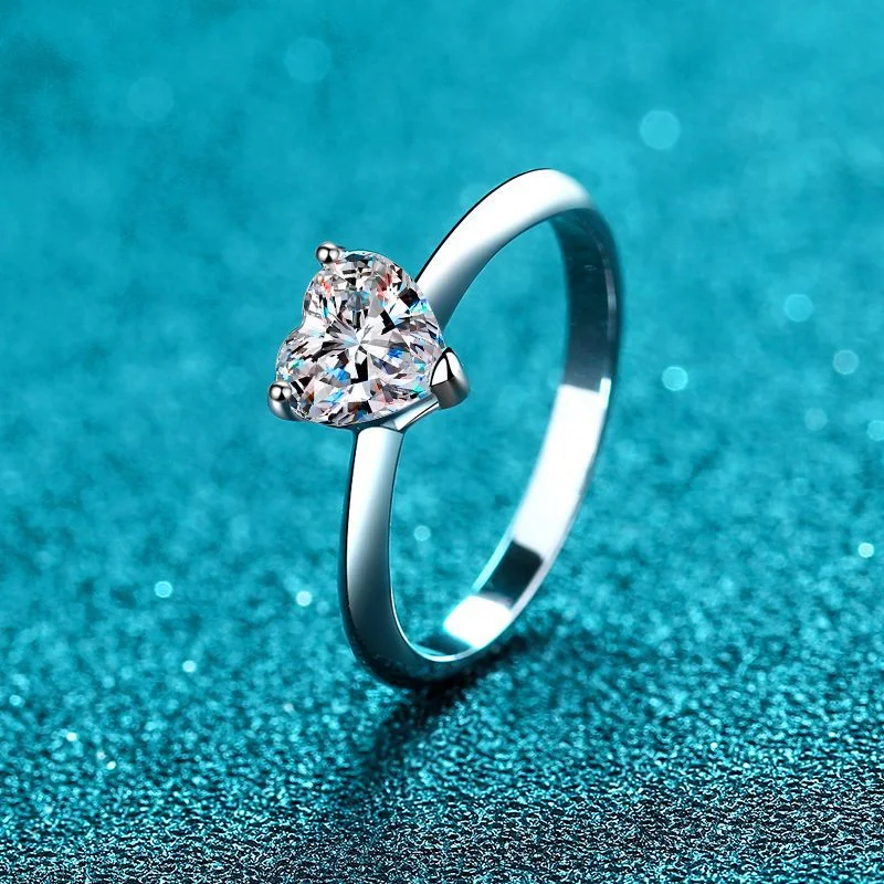 Bague en argent sterling en forme de cœur simple Un bijou délicat parfait pour toutes les occasions et tous les styles.
