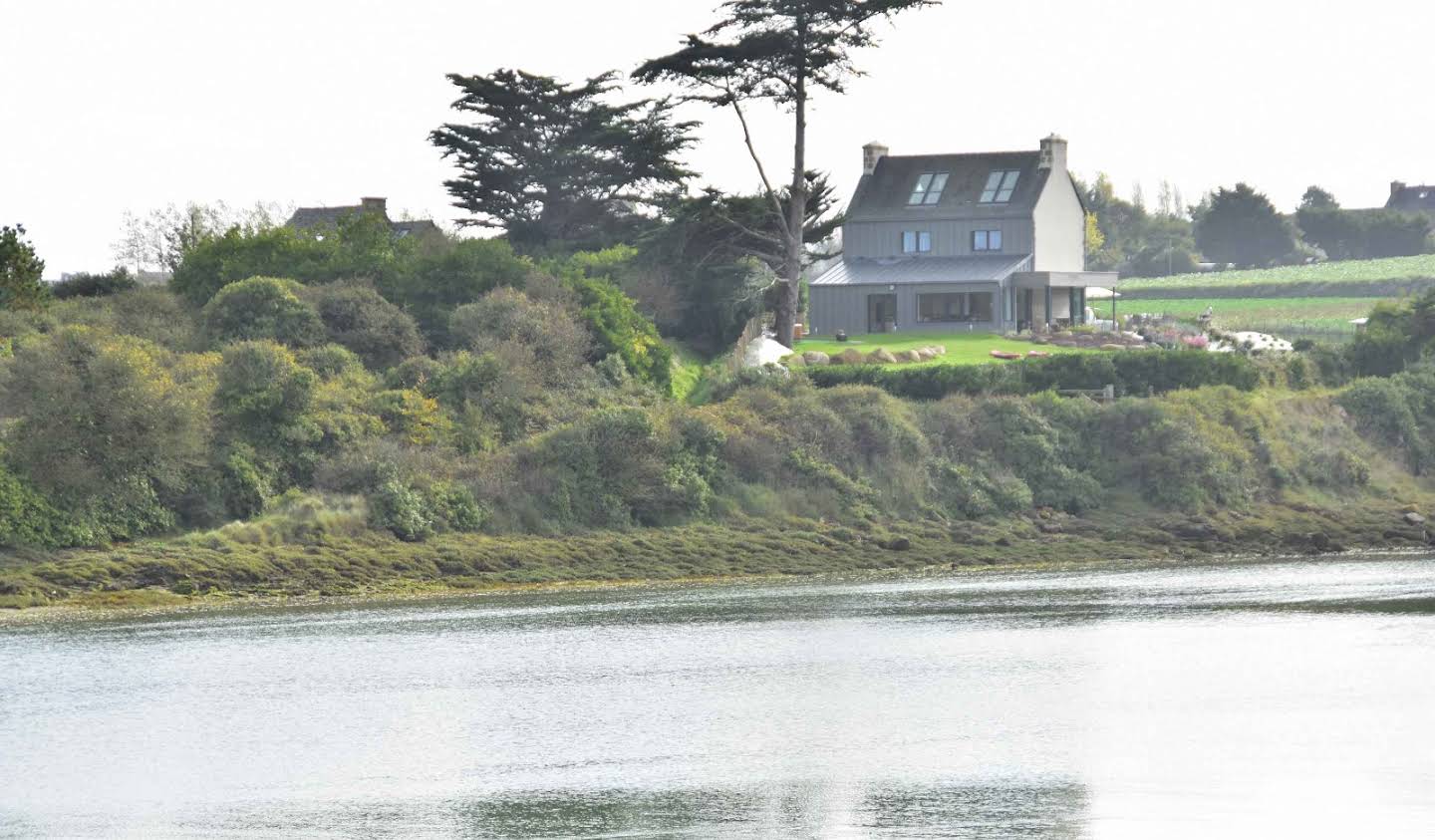 Maison en bord de mer avec jardin Plougoulm