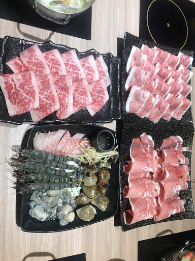 服務超迅速，還沒開始點餐，滿滿的菜盤就先上桌。新鮮的綜合海鮮、鮮嫩和牛、軟嫩羊肩，好吃的不想聊天了！
打卡送的櫻桃鴨肉，也是滿滿一大盤，一點都不小氣！
餐後還有冰淇淋喔！大大滿足😋