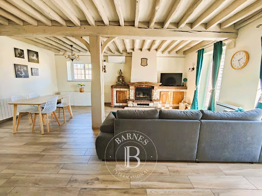 living room with exposed beams and fireplace - Luxury house for sale in Tremblay-les-Villages, 15 rooms, 8 bedrooms