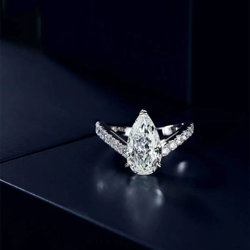 Bague design spéciale avec goutte d'eau étincelante en forme de poire, idéale pour ajouter une touche de raffinement à votre style.