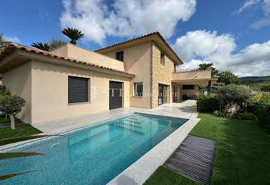 Villa avec piscine et terrasse 3