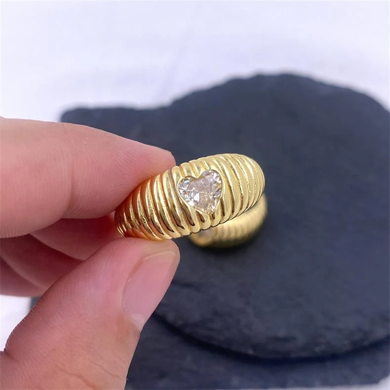 Title 3, Bague croissant zircon cœur plaqué cuivre, un b...