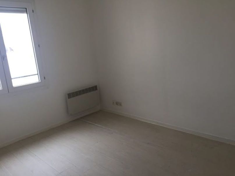 Location  appartement 1 pièce 17 m² à Noisy-le-Grand (93160), 561 €