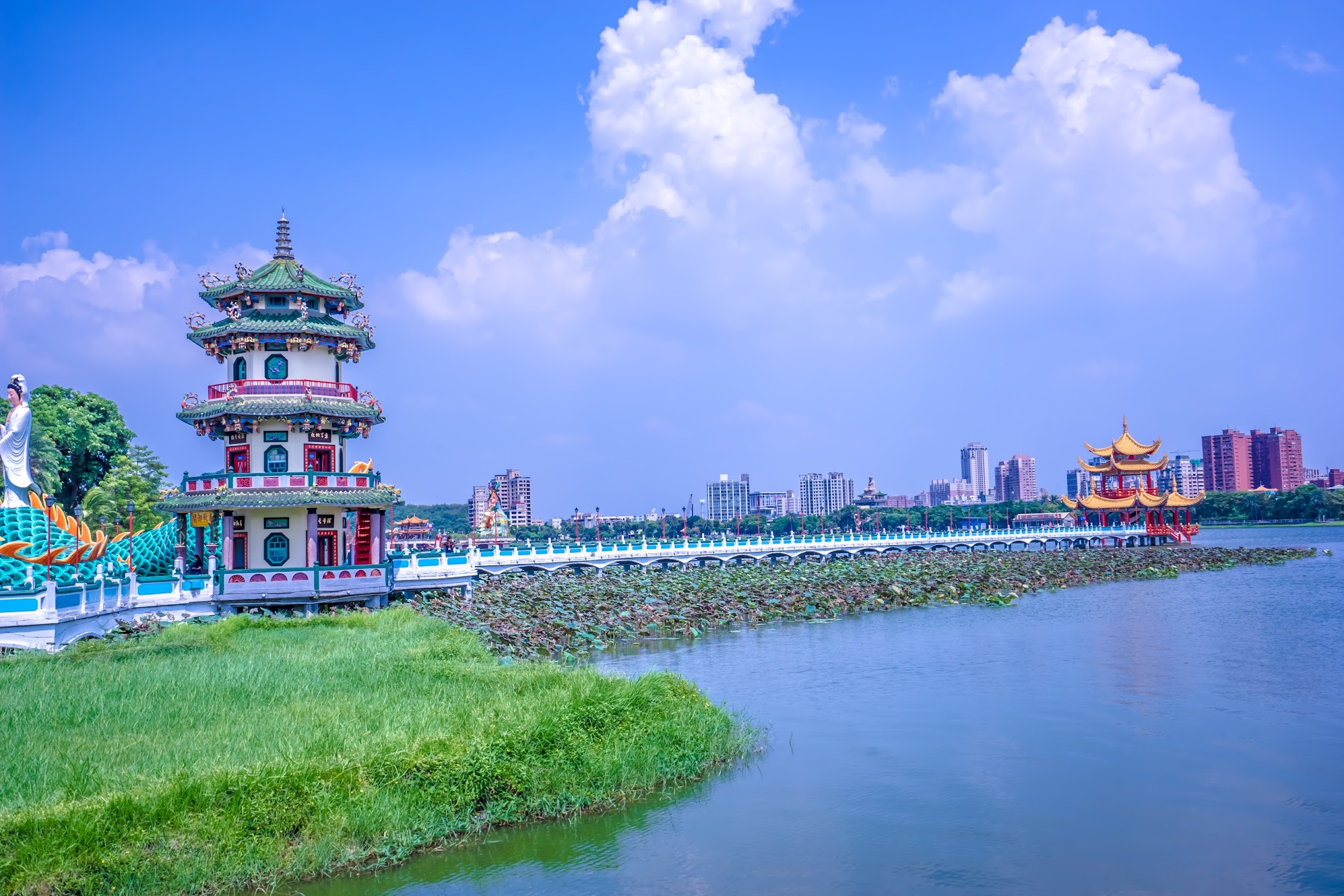 Kaohsiung Lotus Pond Spring and Autumn Pavilions / Wuliting