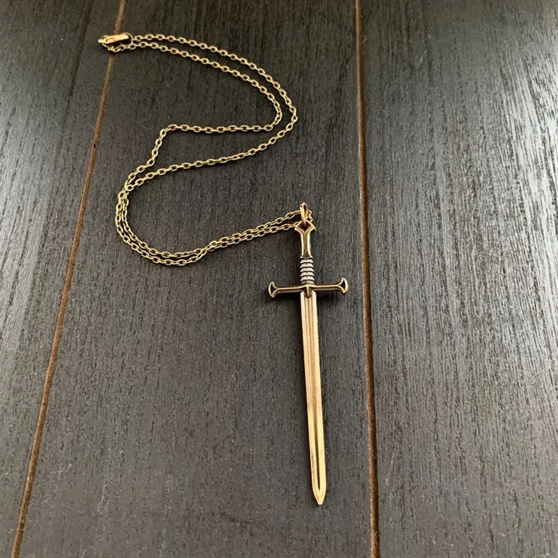 Colar com pingente de espada gótica popular em bronze. Adicione um toque sombrio e elegante ao seu visual com esta joia única e estilosa.