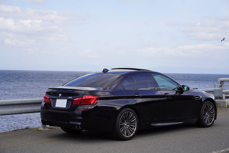 M5の海・BMW・セダン・駆け抜ける歓び・Mに関するカスタム事例の投稿画像1枚目