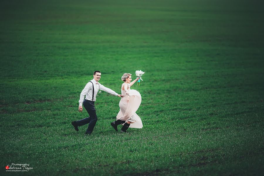 Fotógrafo de casamento Ekaterina Troyan (katetroyan). Foto de 6 de abril 2015