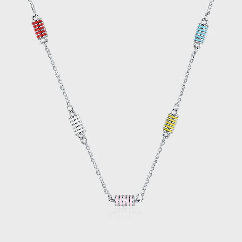 Collier femme en argent sterling S925 avec gouttes de colle colorées, taille fine et chaîne torsadée. Un bijou élégant et tendance pour toutes les occasions.