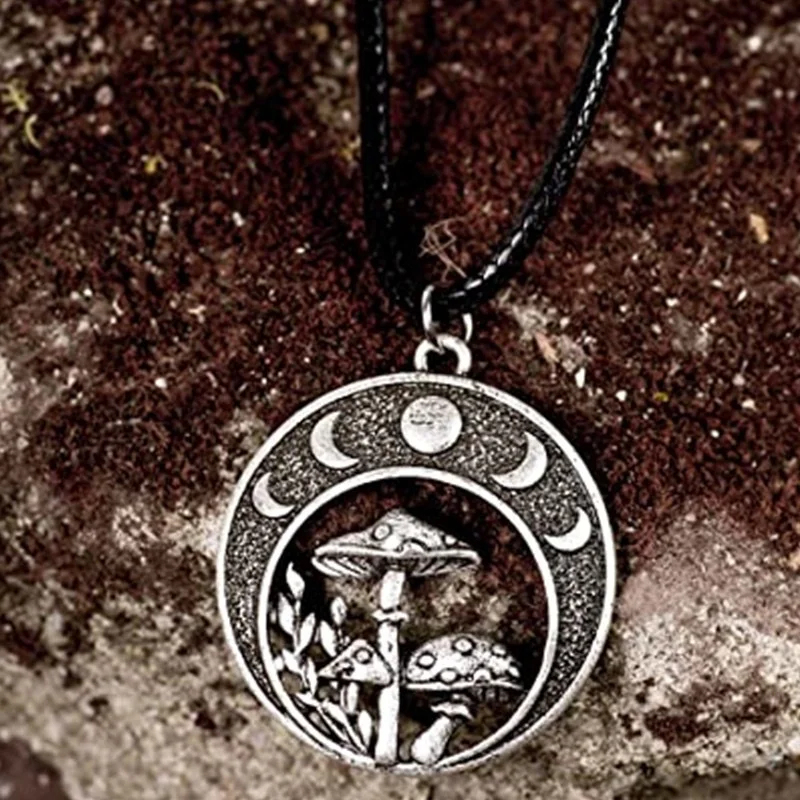 Vintage maan rode paddenstoel hanger ketting. Mode sieraad voor vrouwen. Perfecte accessoire voor een unieke en stijlvolle look.