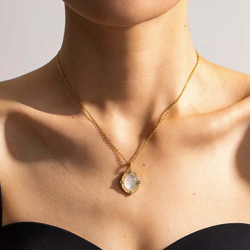 Lichtgewicht schelpparel titanium stalen hanger ketting. Stijlvol en duurzaam, een elegante toevoeging aan je outfit voor elke gelegenheid.