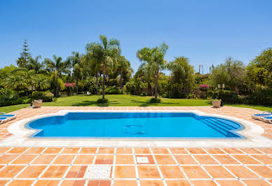 Villa with pool and garden 4