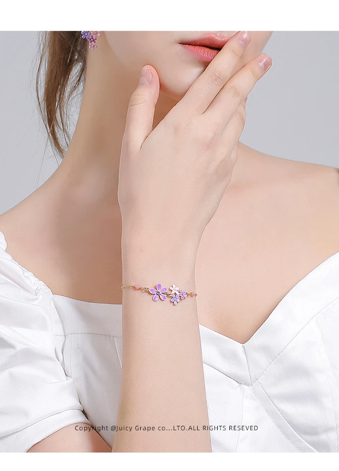Paarse Myosotis Sylvatica armband met kleine bloemetjes, een charmant bloemenaccessoire voor een vleugje elegantie.