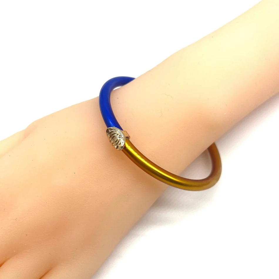 Mode dames armband van siliconen in twee kleuren, eenvoudig en stijlvol voor dagelijks gebruik. Zacht en flexibel, de perfecte accessoire.