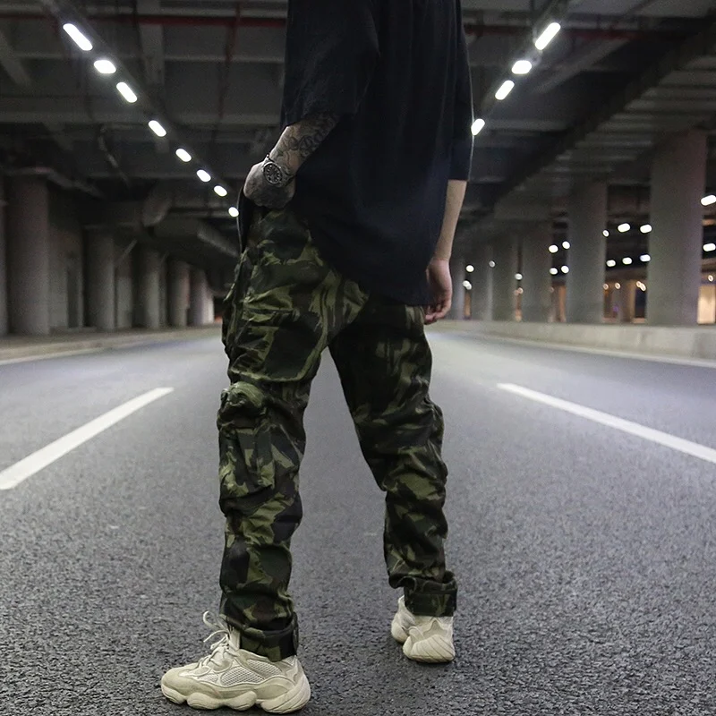 Camouflage rechte broek met meerdere zakken voor heren, ideaal voor werk en outdoor-activiteiten. Duurzaam en functioneel ontwerp.