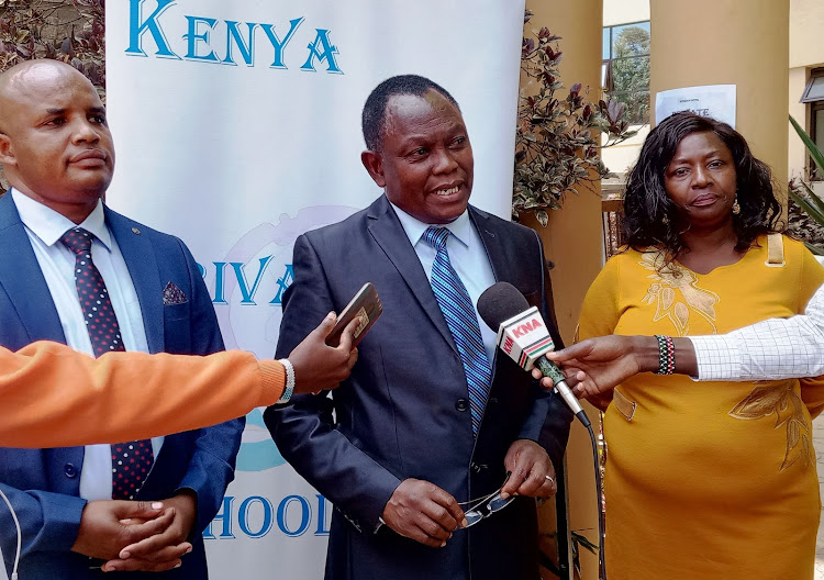 KPSA former chairperson John Kabue, national vice chairperson Solomon Munene and secretary Rosebella Ojiambo