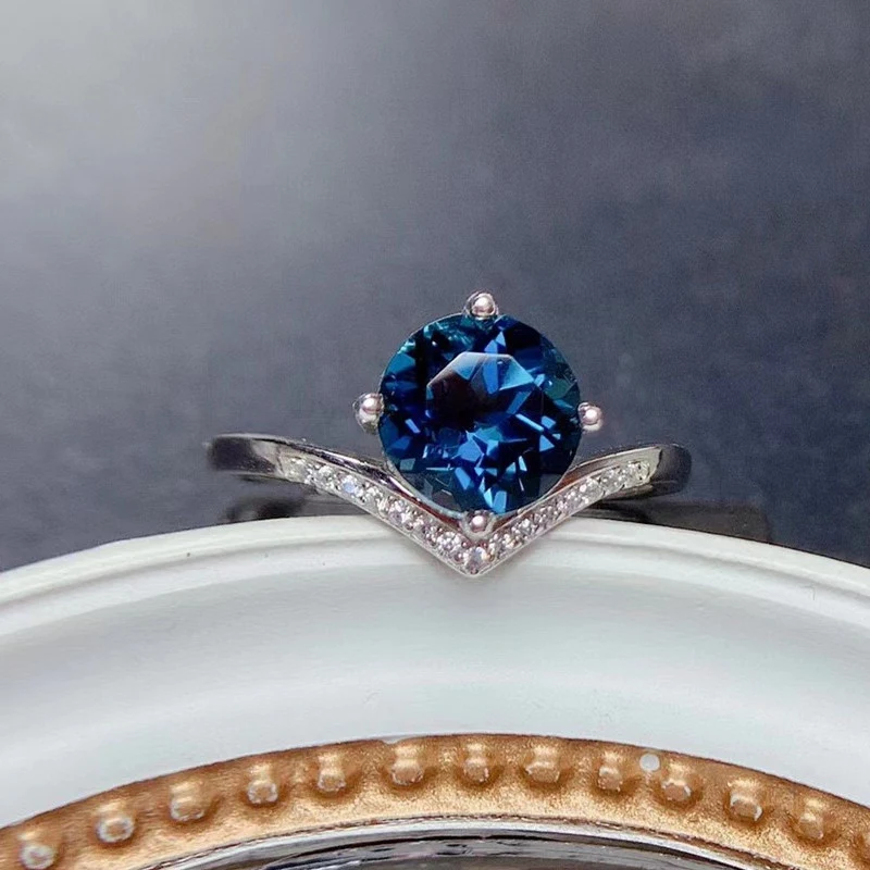 Bague femme en topaze bleu London argentée, un bijou élégant et raffiné pour sublimer votre look au quotidien ou lors d'événements.