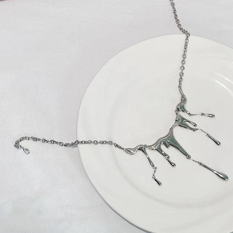 Collier à pampilles irrégulières liquide étrange. Affirmez votre style avec ce bijou original. Un accessoire unique et captivant pour toutes les occasions.