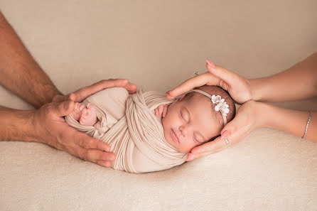 Fotógrafo de casamento Polina Morozova (newbornart). Foto de 24 de dezembro 2023