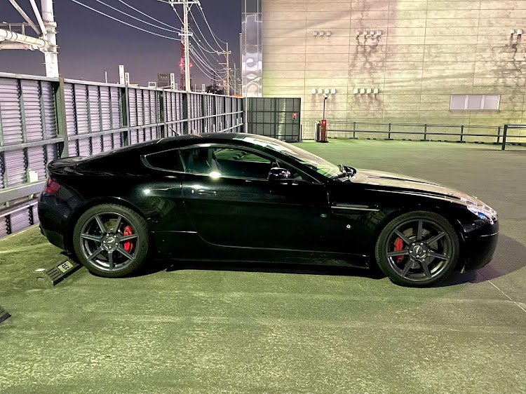 ヴァンテージ クーペの休日の楽しみ♪・アストンマーチン　V8ヴァンテージ・立体駐車場屋上・夜撮影は難しいに関するカスタム事例の投稿画像6枚目