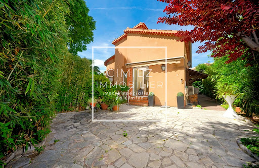 House facade with lush garden - Luxury house for sale in Nice, 6 rooms, 5 bedrooms