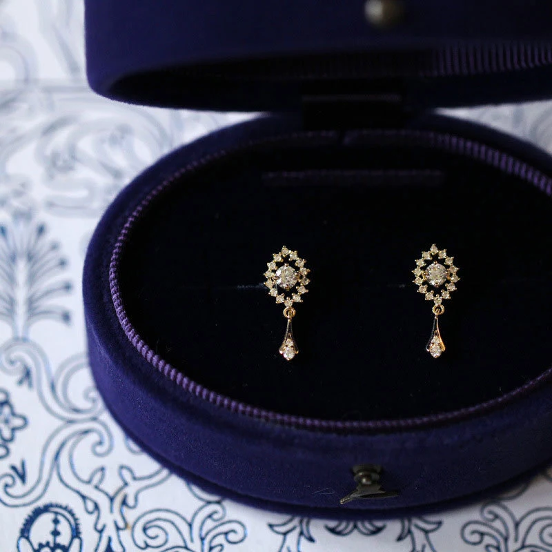 S925 Sterling Zilveren Zirkoon Retro Elegante Oorstekers voor Dames, tijdloze oorbellen die elke outfit een chique uitstraling geven.